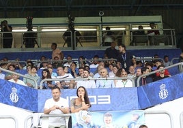 En la parte superior, cámaras de televisión en el partido entre el Real Avilés y el Sporting.