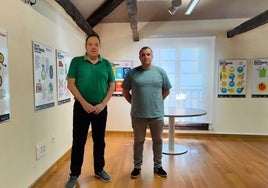 El alcalde de Villaviciosa, Alejandro Vega, y el presidente de la Asociación Villaviciosa ConCienca, Pablo Cayado, en la presentación de la exposición científica en la Casa de los Hevia.