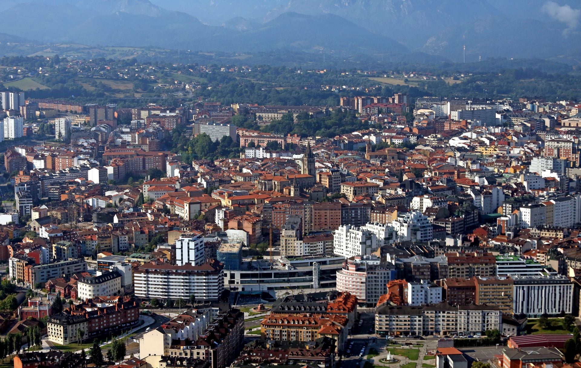 Así se ve Oviedo desde el helicóptero de la Policía Nacional