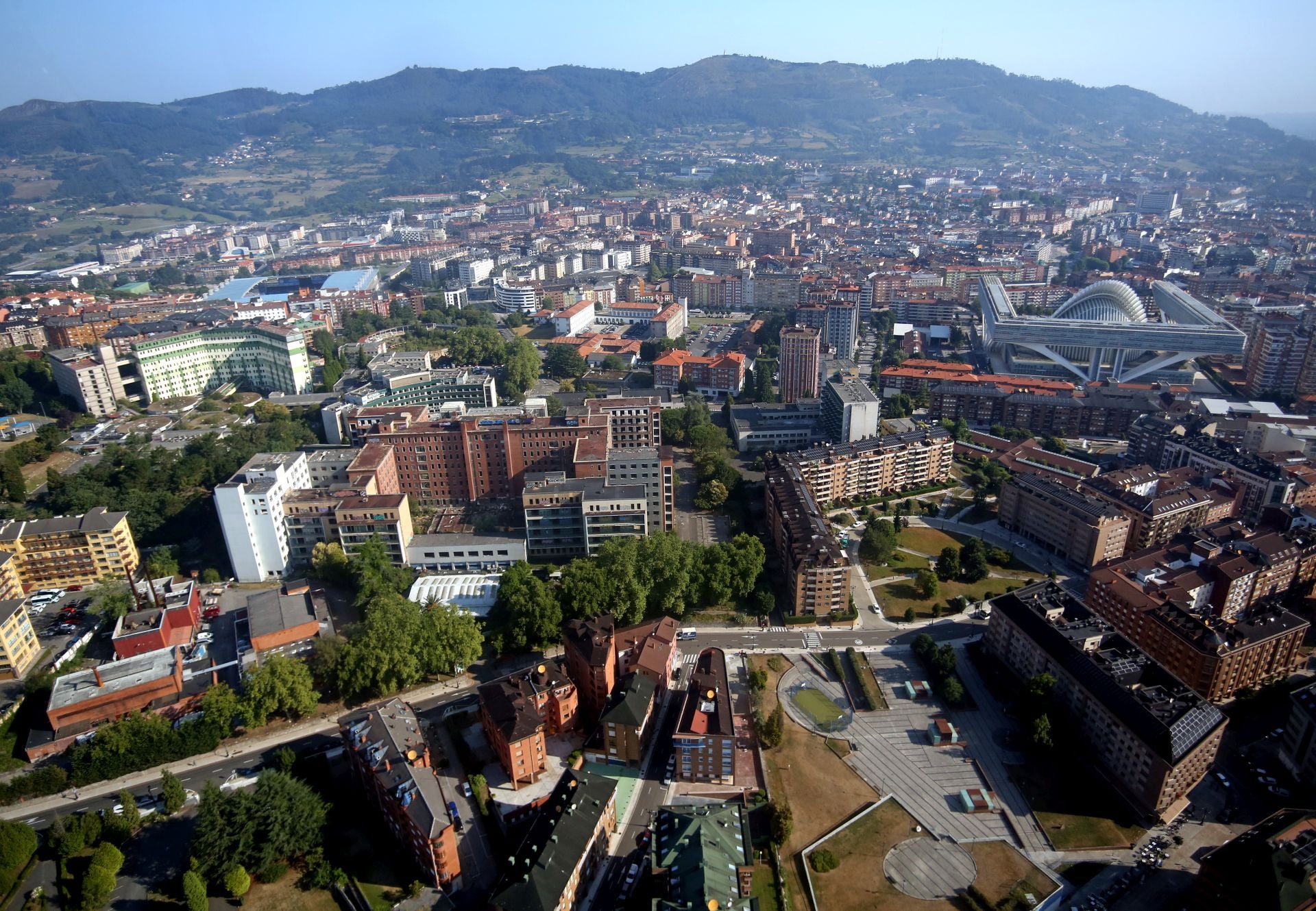 Así se ve Oviedo desde el helicóptero de la Policía Nacional