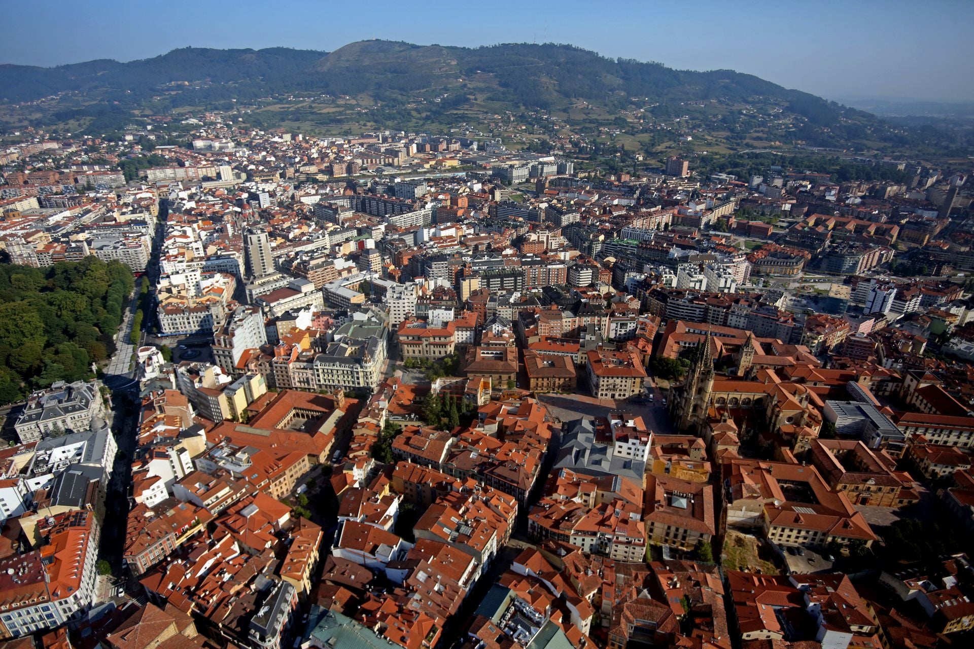 Así se ve Oviedo desde el helicóptero de la Policía Nacional