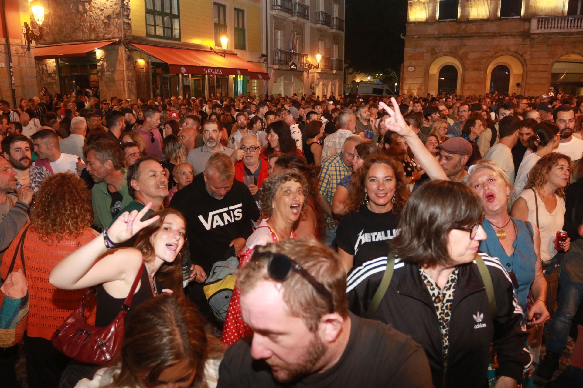 Semana Grande en Gijón: Kiko Veneno prende la mecha a una plaza Mayor abarrotada