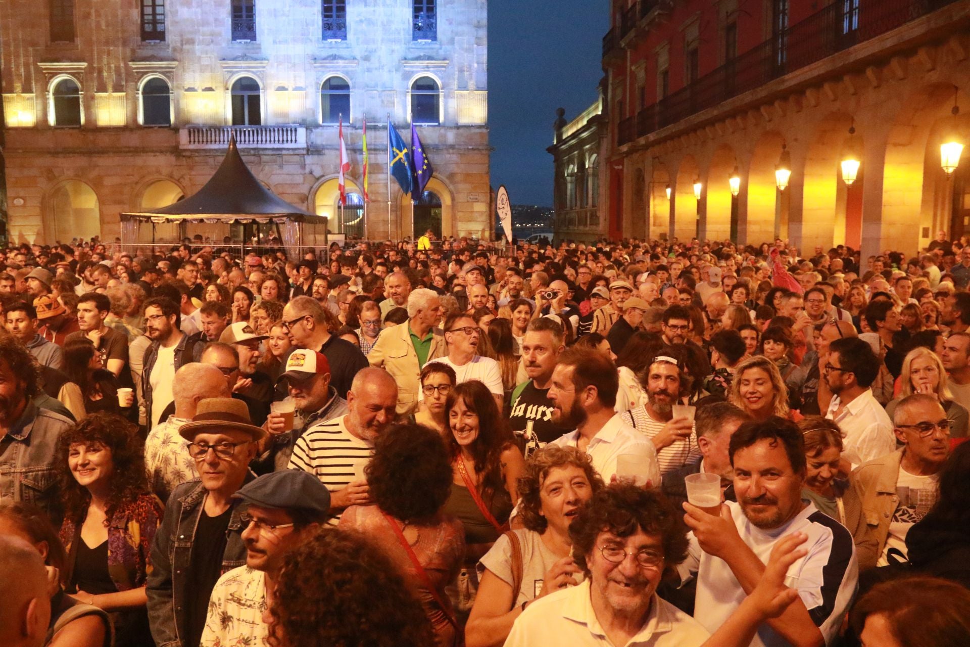 Semana Grande en Gijón: Kiko Veneno prende la mecha a una plaza Mayor abarrotada