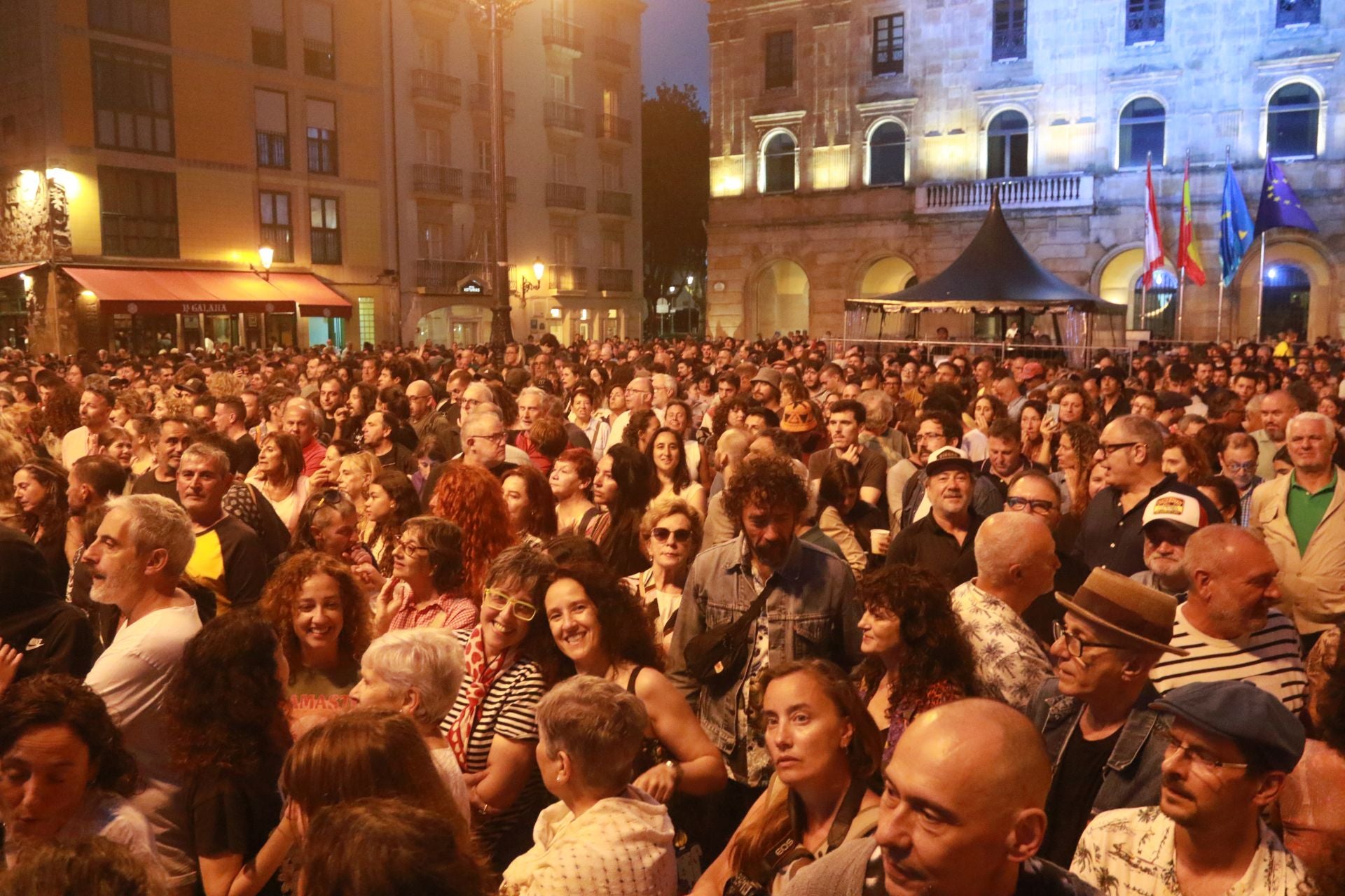 Semana Grande en Gijón: Kiko Veneno prende la mecha a una plaza Mayor abarrotada