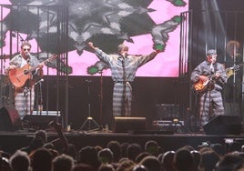 Desde el preciso instante en el que el grupo tomó el escenario, Gijón se contagió de la fiesta.