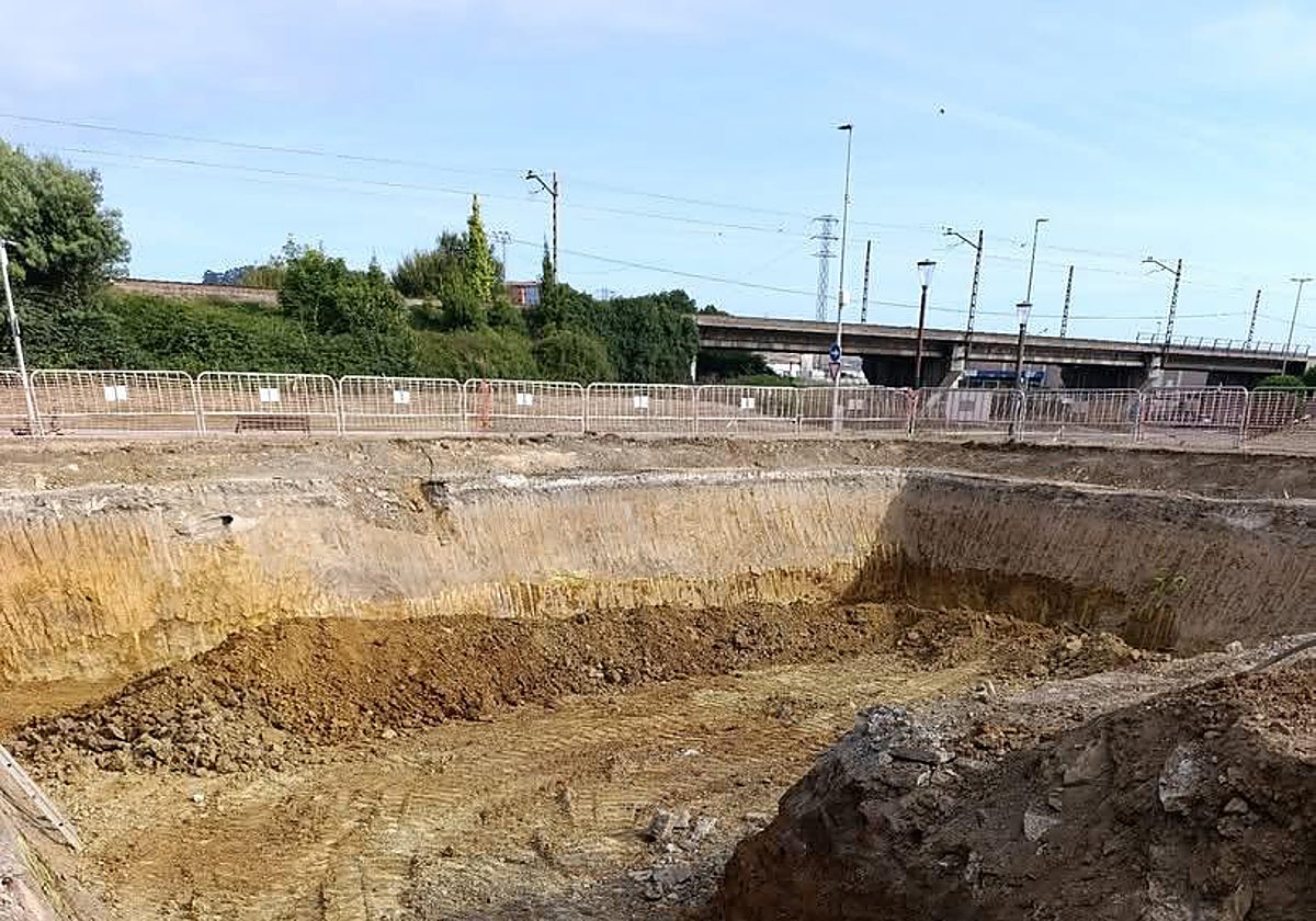 Excavación del depósito para lluvia junto a la rotonda del Arbeyal.
