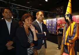 Carmen Moriyón y Adrián Pumares observan la muestra de personajes del folclore asturiano.