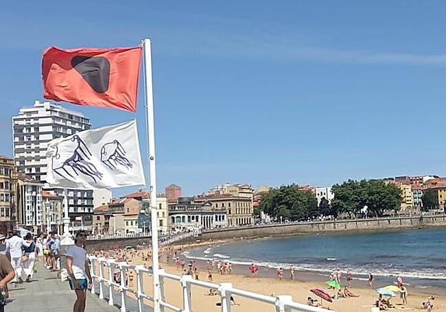 Bandera roja en parte de la playa de San Lorenzo este martes.