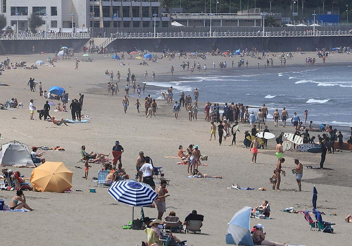 Playa y sombra para un caluroso martes en Asturias