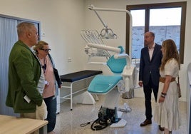El viceconsejero de Política Sanitaria, Pablo García, junto a la gerente del área V, María Luisa Sánchez, a la derecha de la imagen, durante la visita al consultorio periférico de Nuevo Roces.