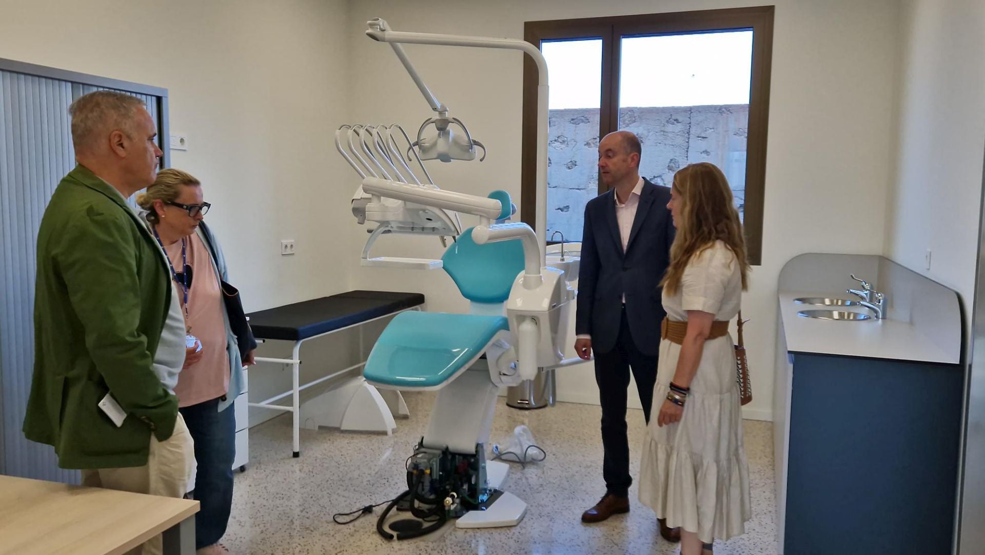 El viceconsejero de Política Sanitaria, Pablo García, junto a la gerente del área V, María Luisa Sánchez, a la derecha de la imagen, durante la visita al consultorio periférico de Nuevo Roces.