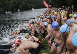 Nadadores saltando a la ría en una de las pruebas del Descenso de Navia.