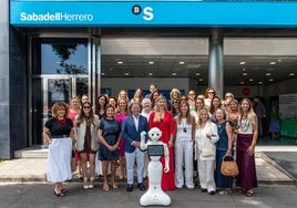 Los participantes de la jornada de FEDA junto con el robot Pepper en el pabellón banco SabadellHerrero.