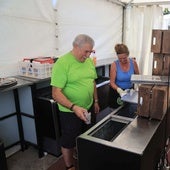 Dos hosteleros preparan la barra de uno de los bares que participan en el Festival de la Cerveza.