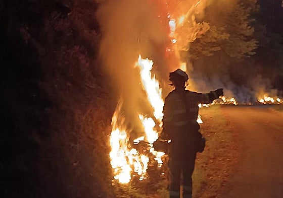 Uno de los efectivos de extinción de incendios combate el incendio de Villayón.
