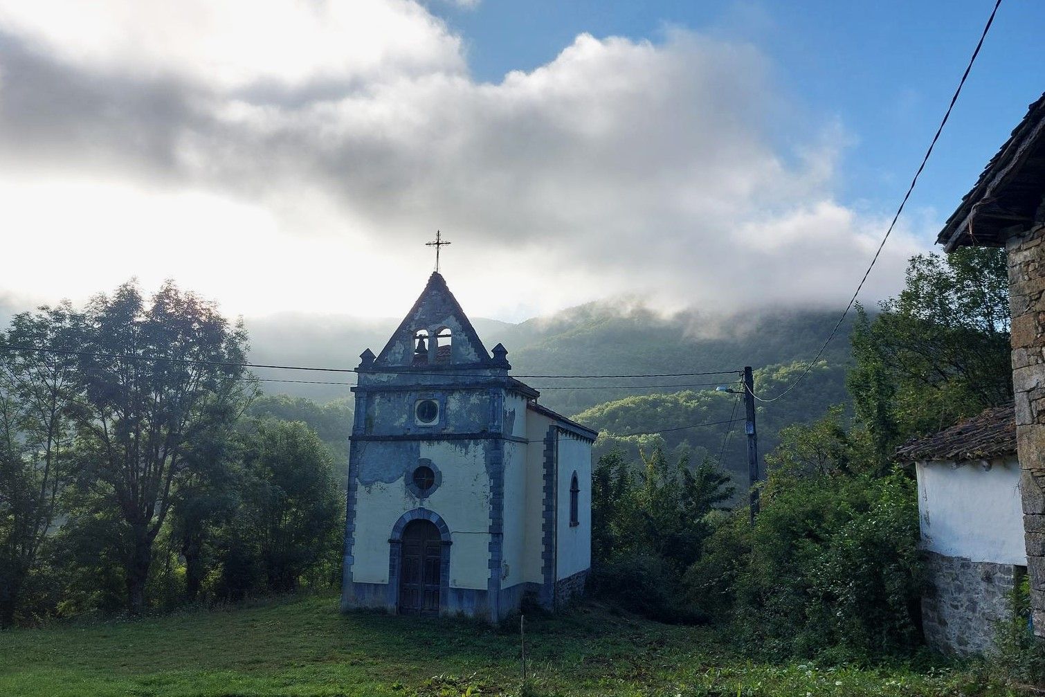 Imagen principal - Lindes/ Entrando al bosque de Lindes/ señales indicativas a peña Rueda. 