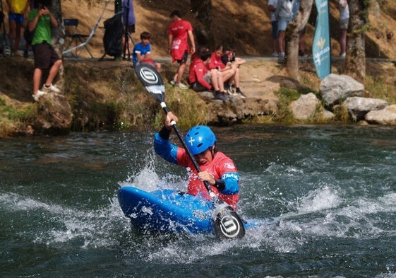 Lucas García, en plena competición del Nacional de kayak cross en el canal de aguas bravas leonés.