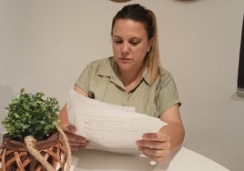 Esther Fernández revisando el papeleo clínico de su hijo de tan solo seis años con Trastorno del Espectro del Autismo.