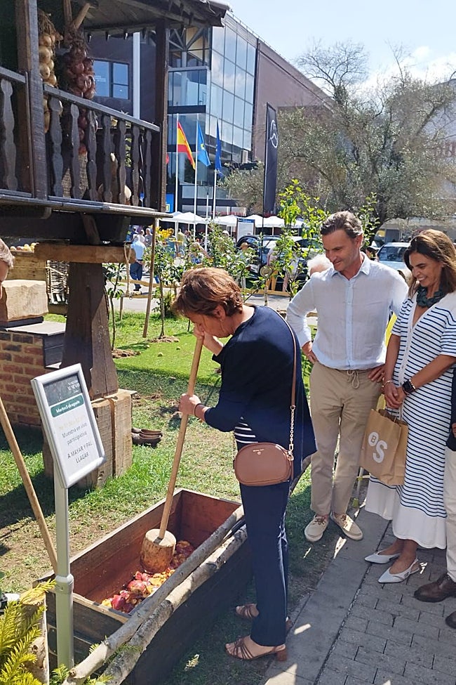La alcaldesa, mayando en la casería situada en el exterior del pabellón del Principado.