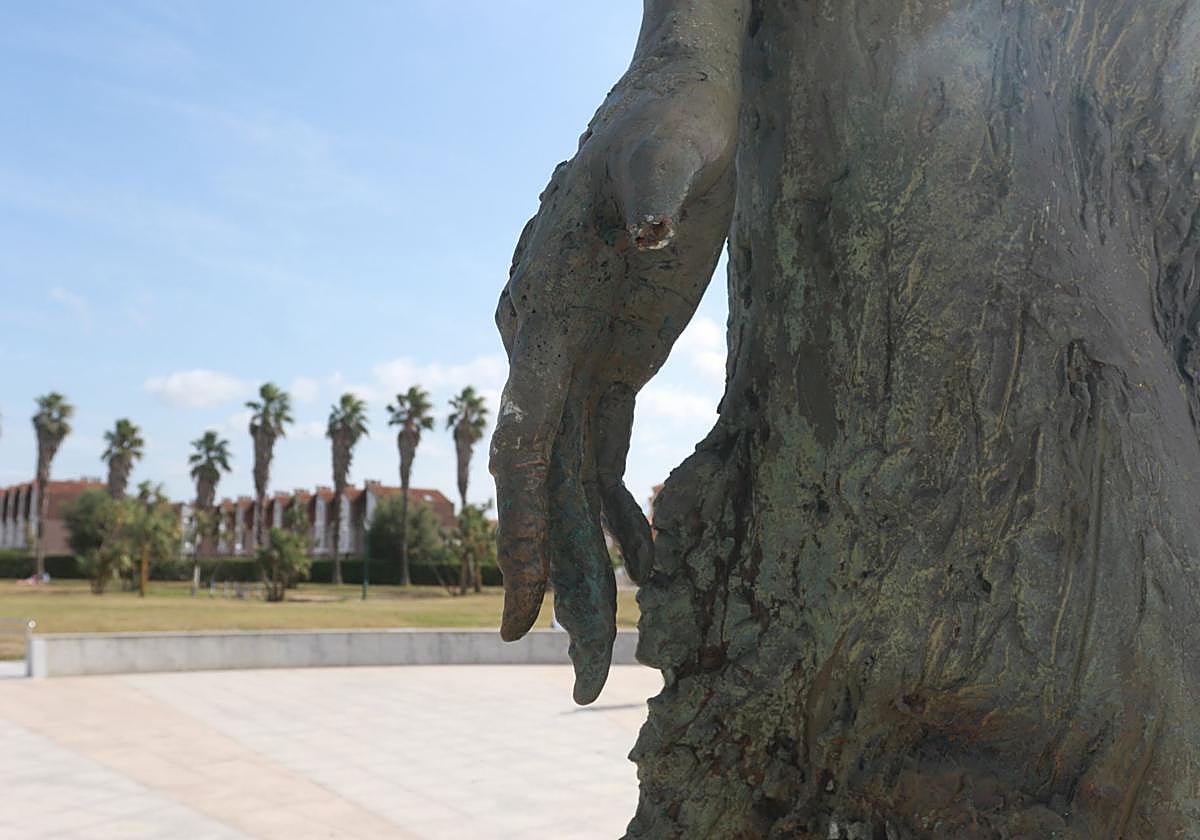 Dedo pulgar amputado al 'Monumento a la madre del emigrante'.