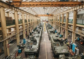 La nave central de la planta de Trubia, con los vehículos en plena construcción.