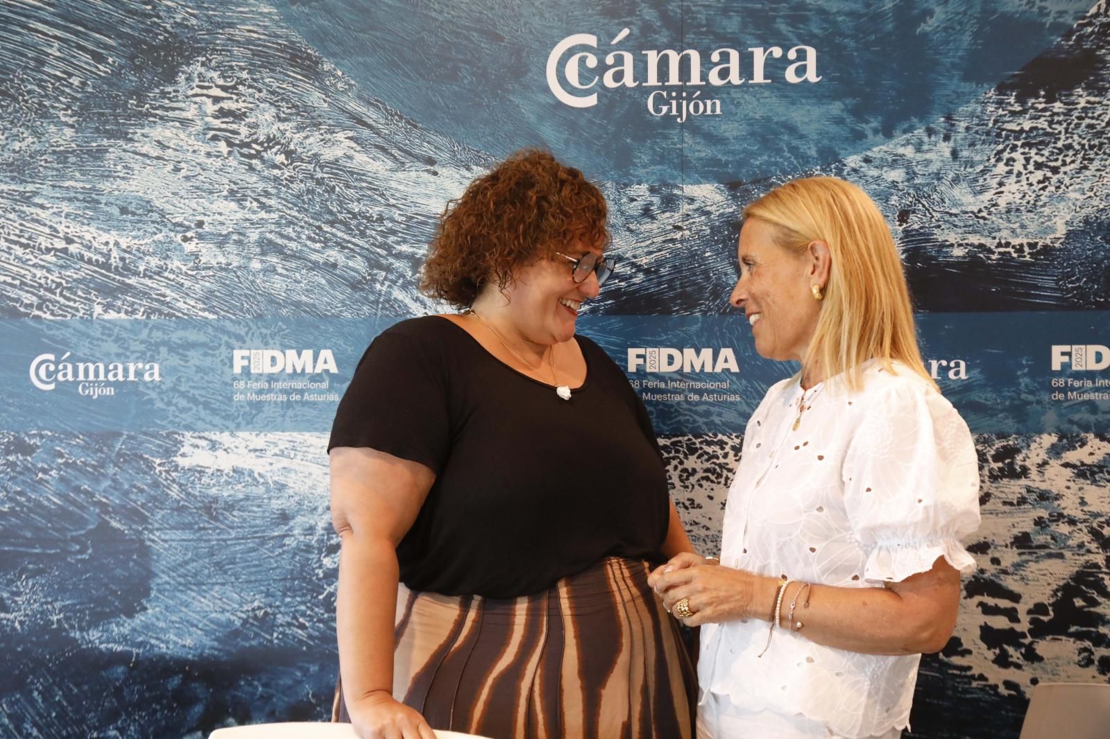 Patricia Ruiz Martínez, secretaria confederal de Salud General de la UGT, junto con Mar Celemín Santos, secretaria sindical de UGT Asturias.