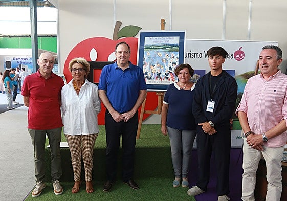 Vicente Álvarez, Lumi Fernández, Alejandro Vega, Ana María González, Eloy Sevares y José Antonio Fernández, durante la presentación de las fiestas del Portal, de Villaviciosa, en el estand de la Fidma.