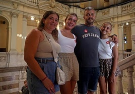 Livia Moreno junto a tres de sus hijos, Nicolás, Jaime y Felipe, en la visita a la Junta General.