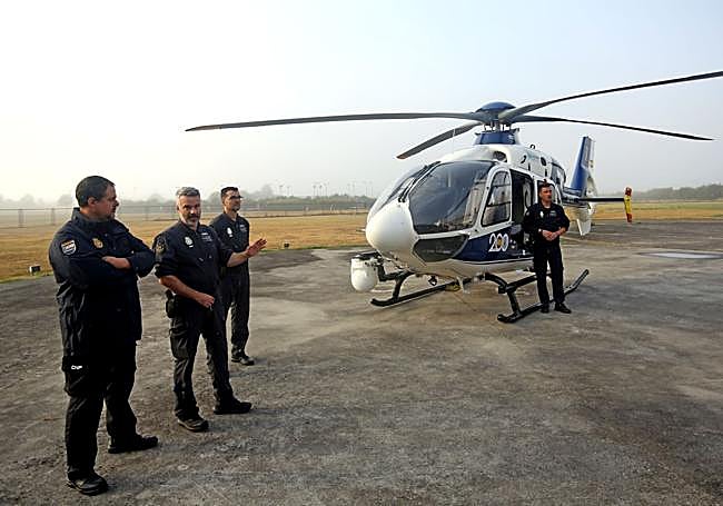 Agentes de la Policía Nacional, junto al helicóptero.