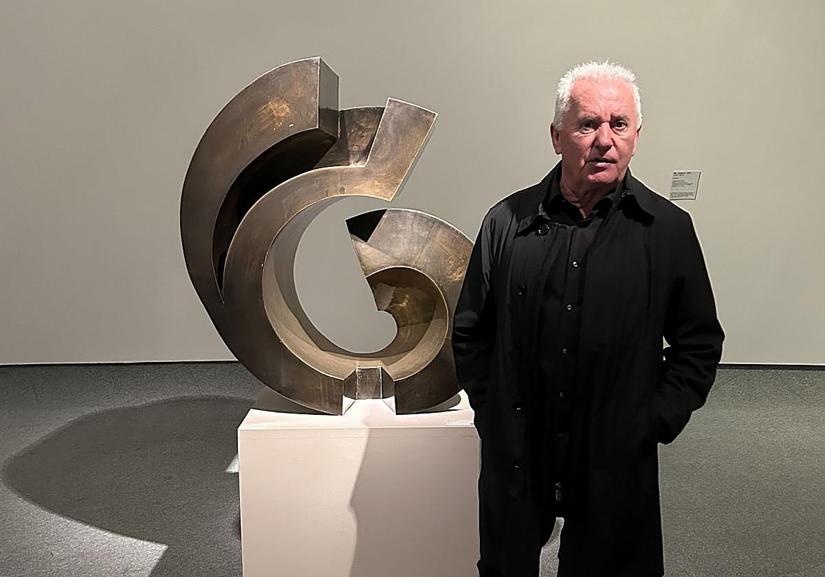 Víctor Manuel, esta mañana ante una de las piezas escultóricas de la muestra.
