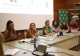 Participantes en una de las mesas redondas celebradas ayer.