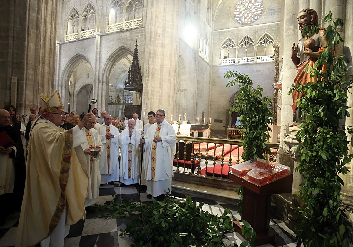 Imagen principal - Festividad de San Salvador en la Catedral de Oviedo: «Es como ver una obra nueva, pero sabiendo que es la auténtica»