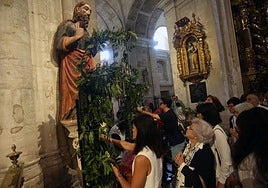 La recién restaurada imagen de El Salvador, con los ramos de laurel por la festividad.