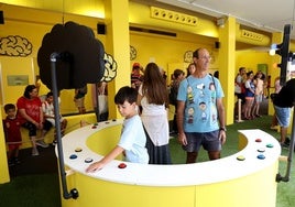 Un niño repite la serie de colores que le han indicado.