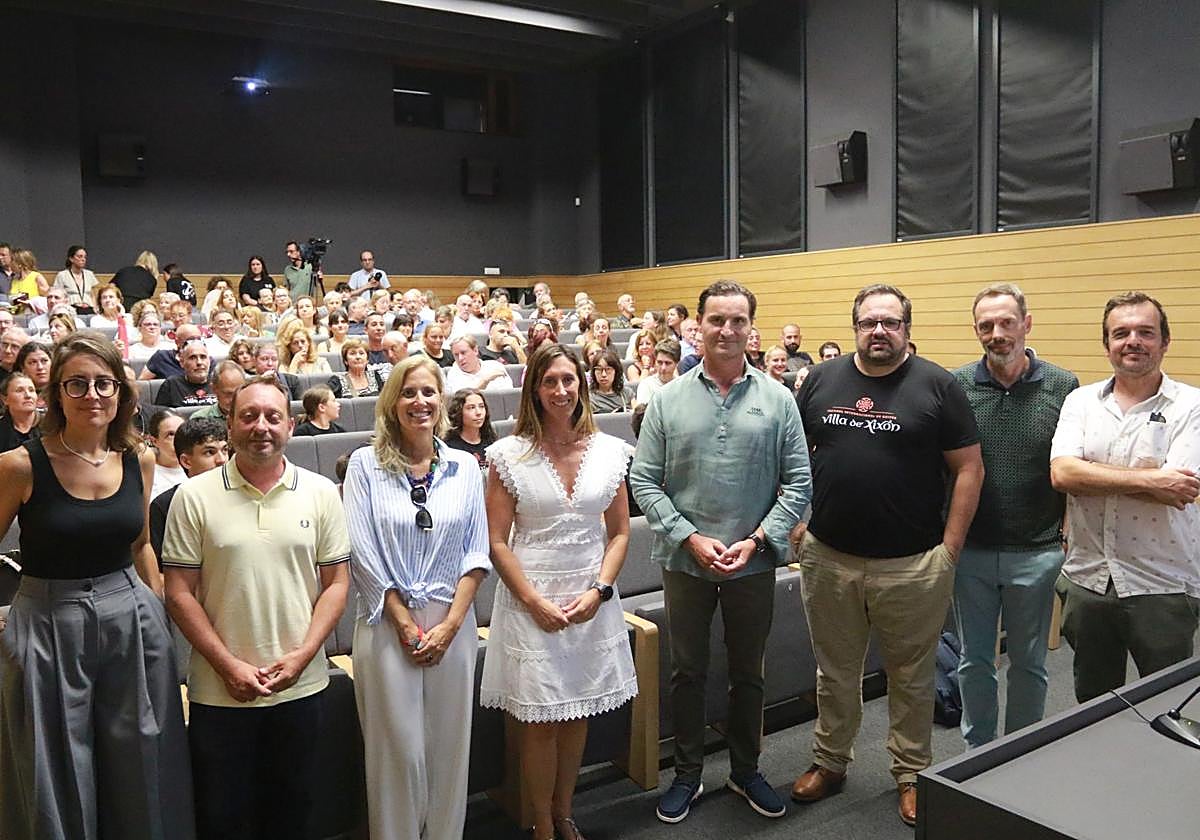 Carolina Gancedo, Rodrigo Sánchez, Lara Martínez, Ángela Pumariega, Jorge González-Palacios, José Luis García, Nacho Montserrat y Moisés Villanueva, en la presentación del documental 'Las gaitas conquistan Nueva York', este miércoles, en la Escuela de Comercio.