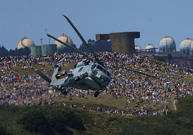 Un helicóptero militar durante el Festival Aéreo de Gijón.