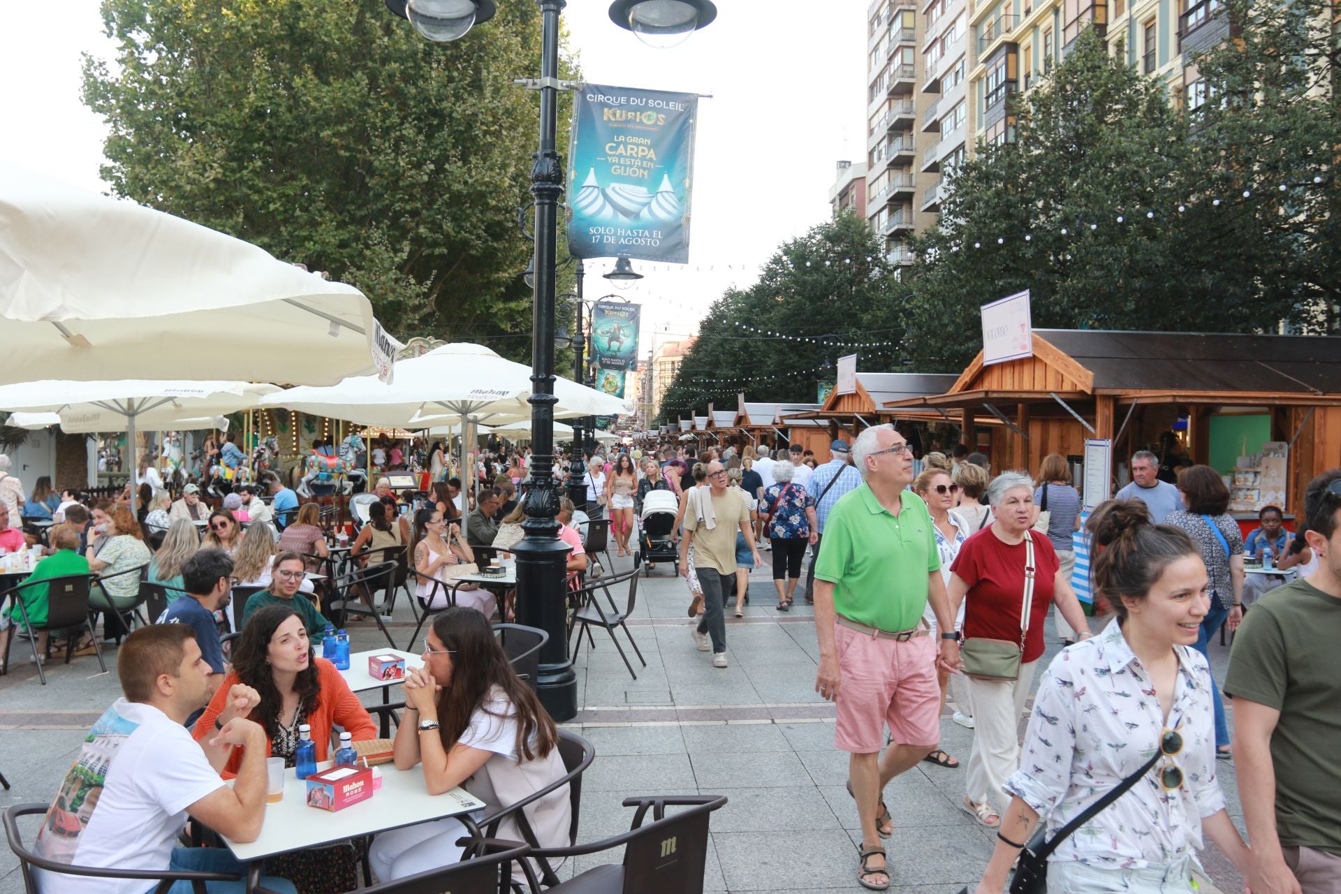 El Paseo Gastro de Gijón arranca con sus terrazas de Begoña y Cimavilla a tope