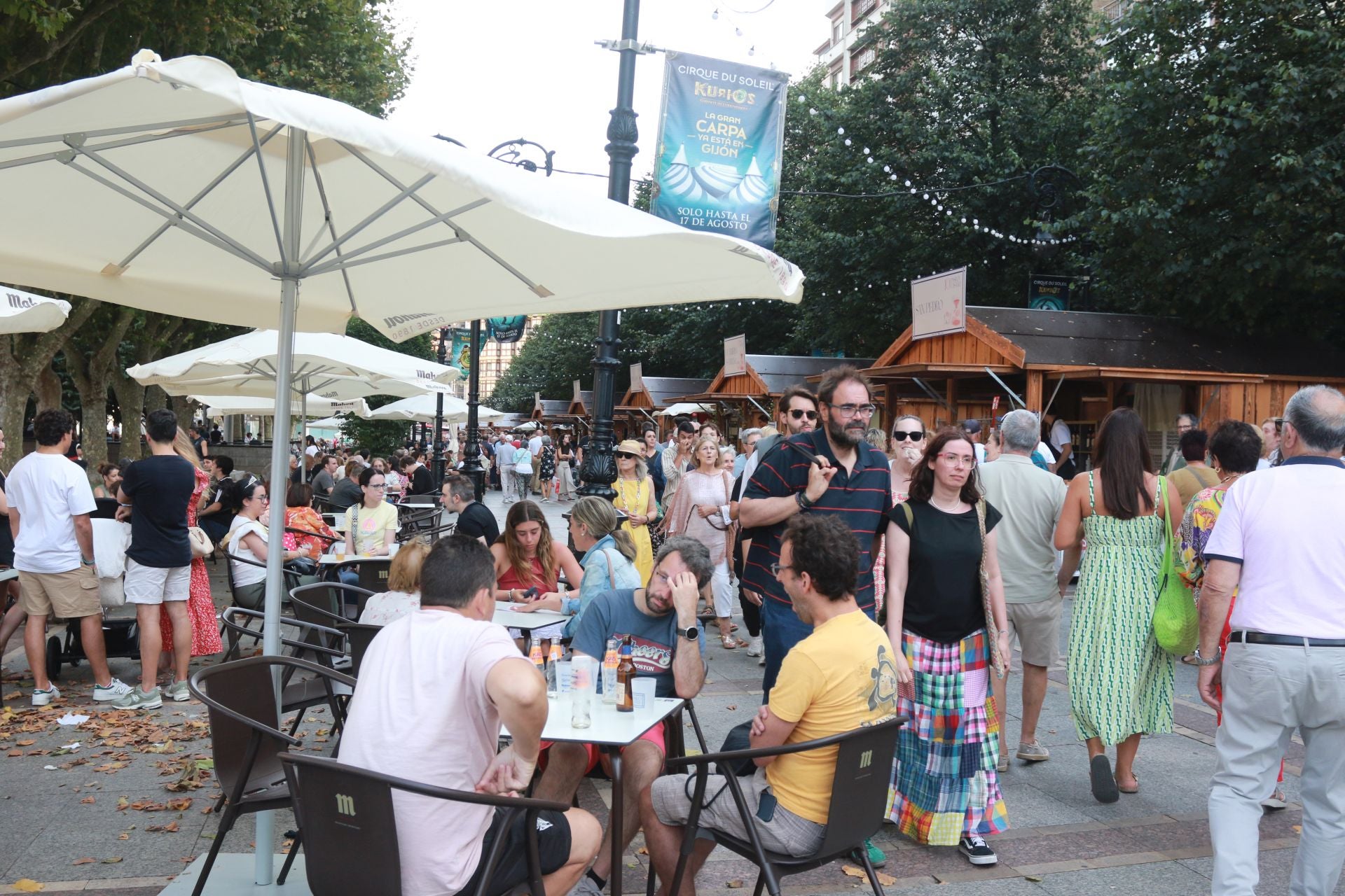 El Paseo Gastro de Gijón arranca con sus terrazas de Begoña y Cimavilla a tope