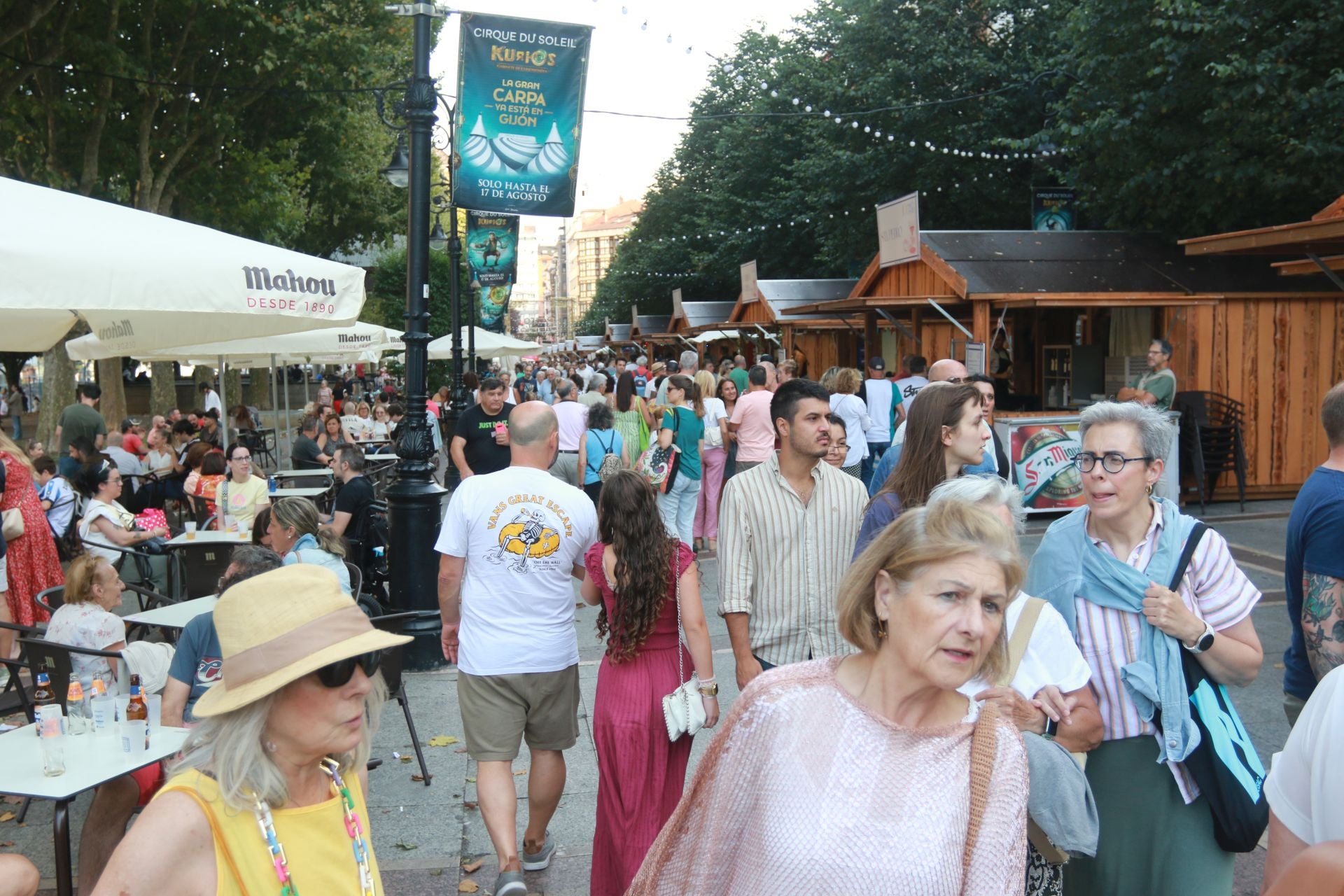 El Paseo Gastro de Gijón arranca con sus terrazas de Begoña y Cimavilla a tope