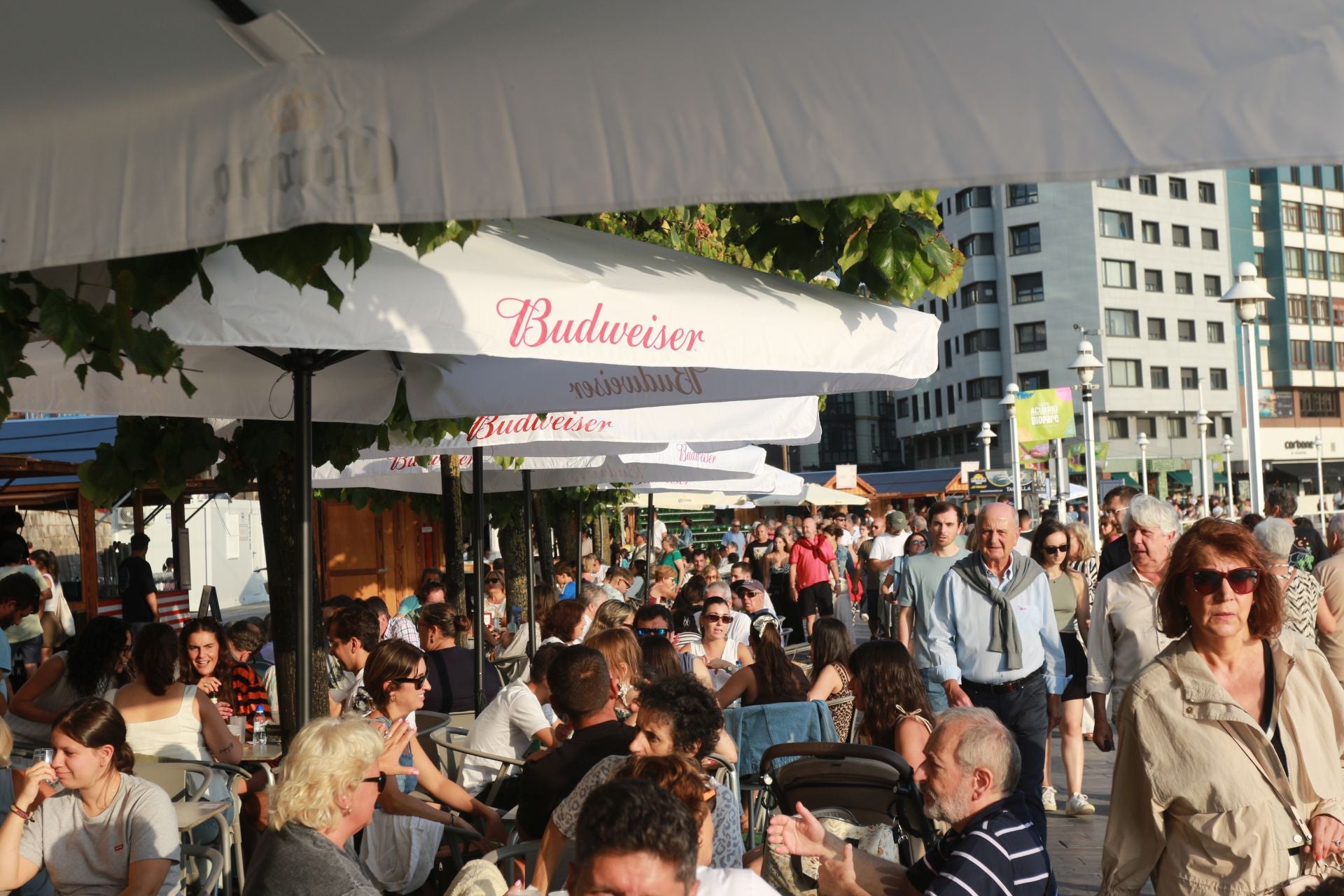 El Paseo Gastro de Gijón arranca con sus terrazas de Begoña y Cimavilla a tope