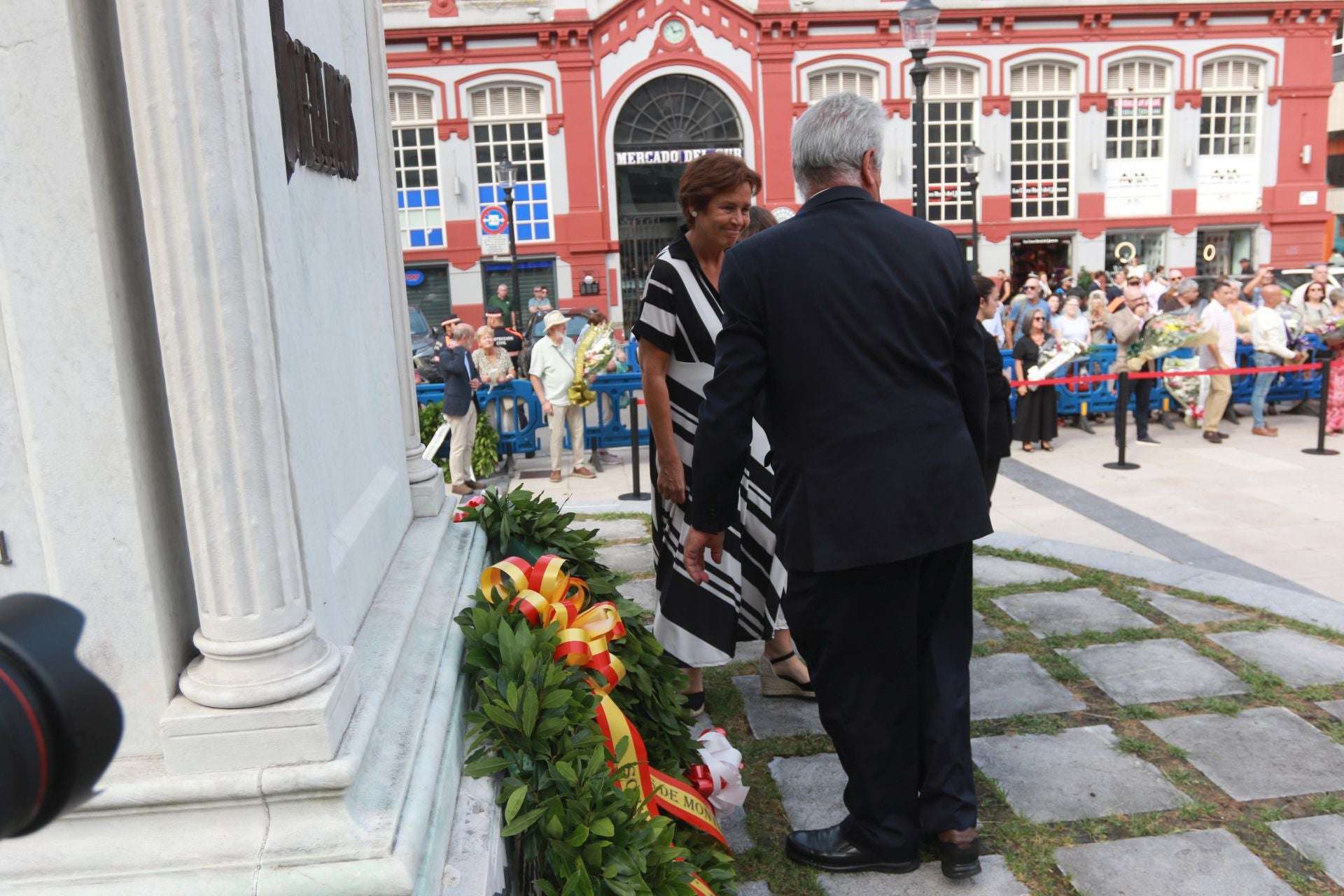Así ha sido la ofrenda floral a Jovellanos en Gijón