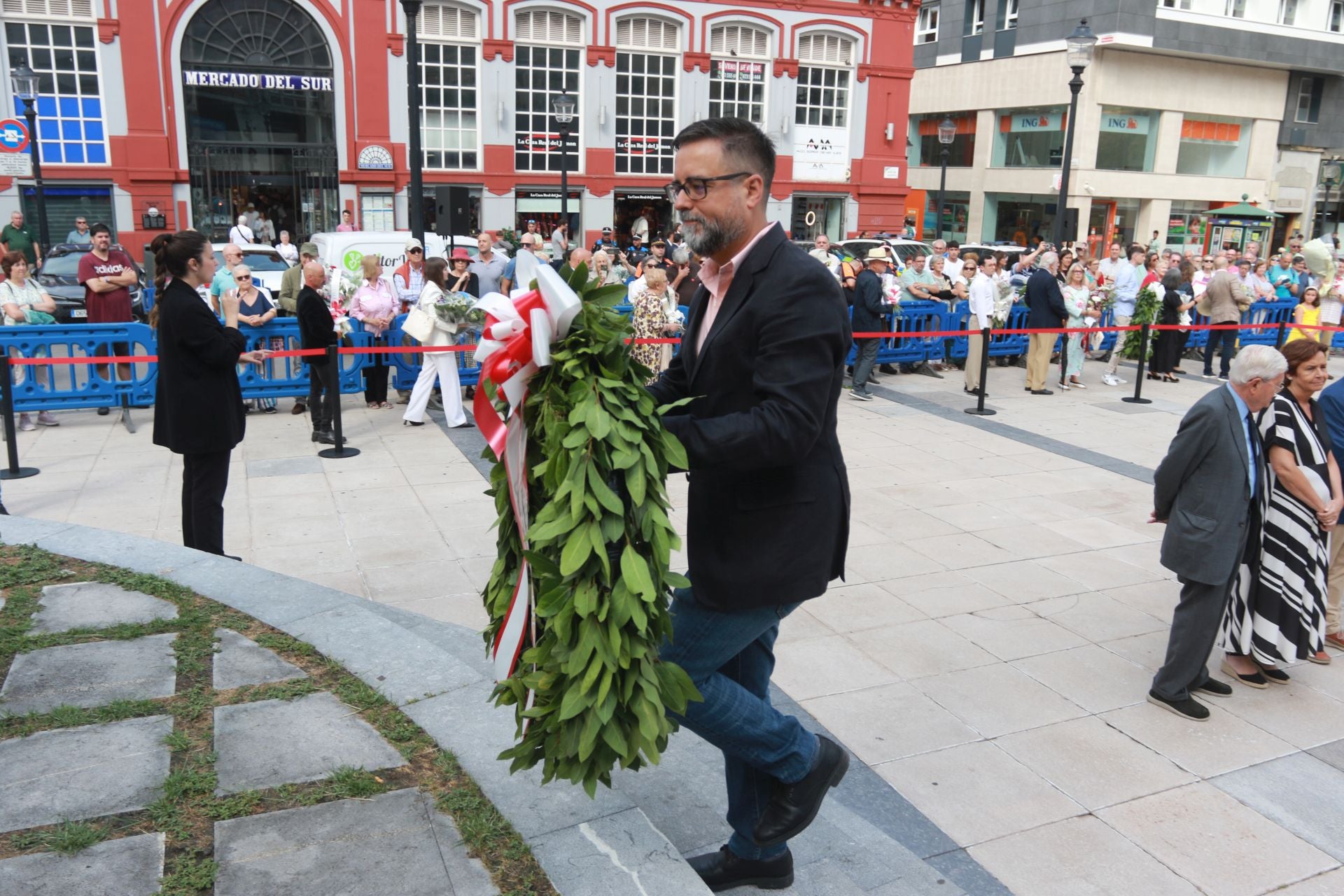 Así ha sido la ofrenda floral a Jovellanos en Gijón