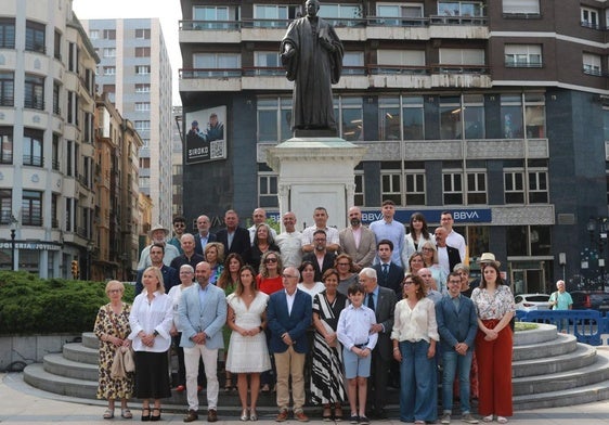 Homenaje y ofrenda floral a Jovellanos en la plaza del Seis de Agosto, en Gijón.