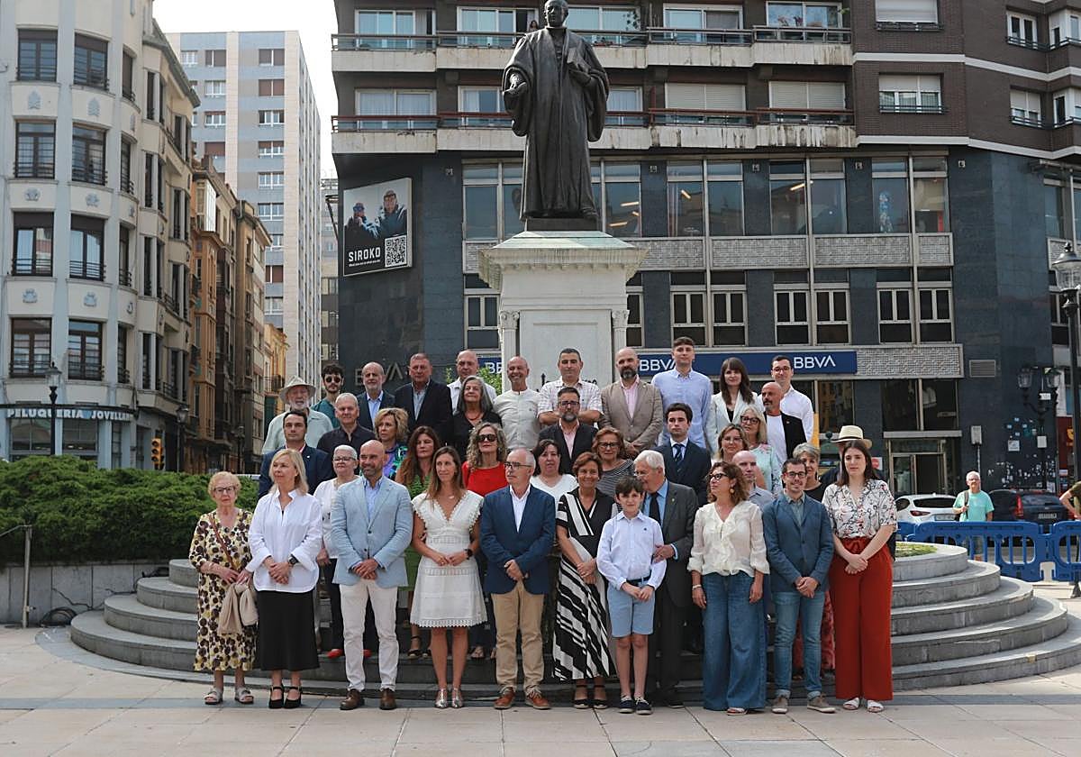 Homenaje y ofrenda floral a Jovellanos en la plaza del Seis de Agosto, en Gijón.