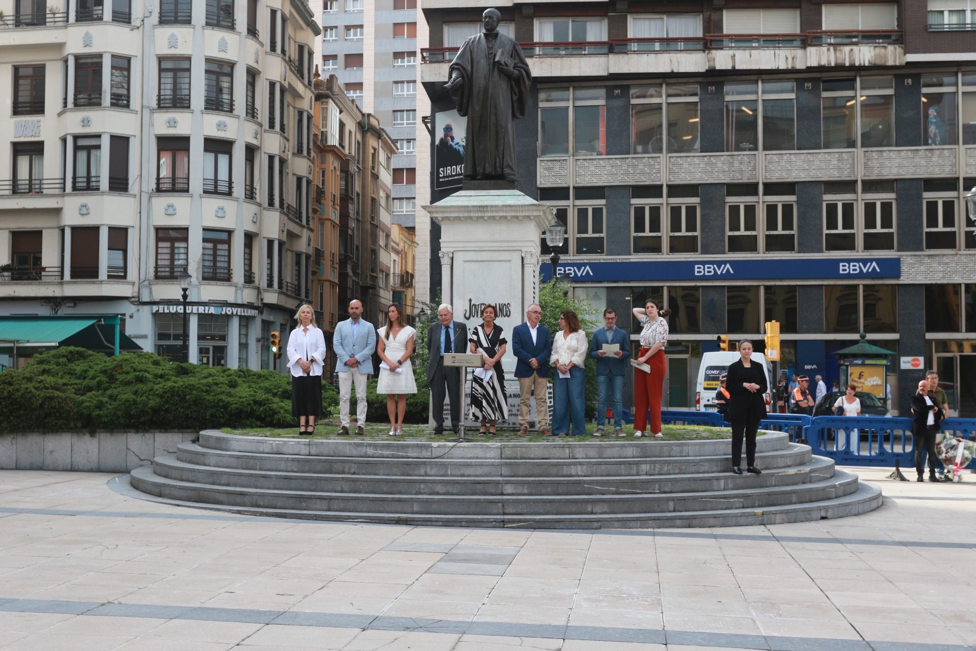 Así ha sido la ofrenda floral a Jovellanos en Gijón