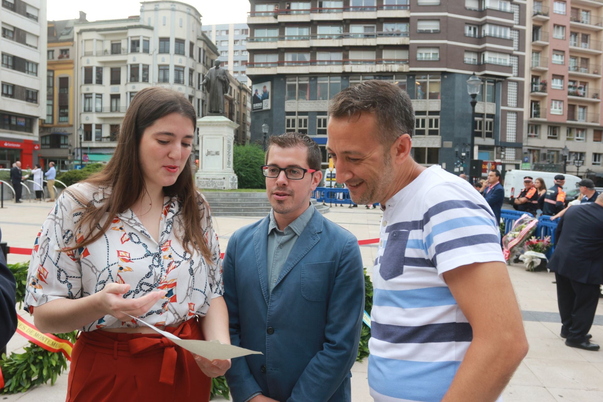 Así ha sido la ofrenda floral a Jovellanos en Gijón