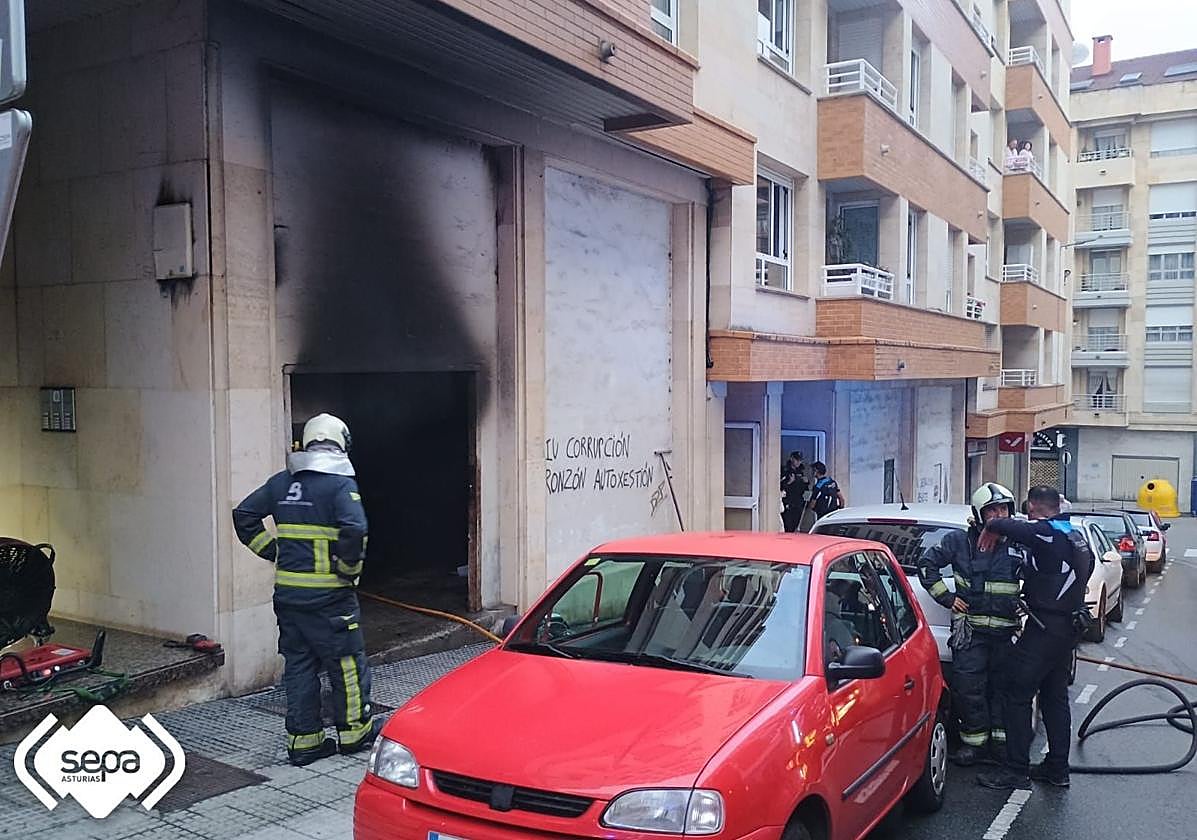 Bomberos y Policía Local, en el edificio de Pola de Siero donde se produjo el incendio.