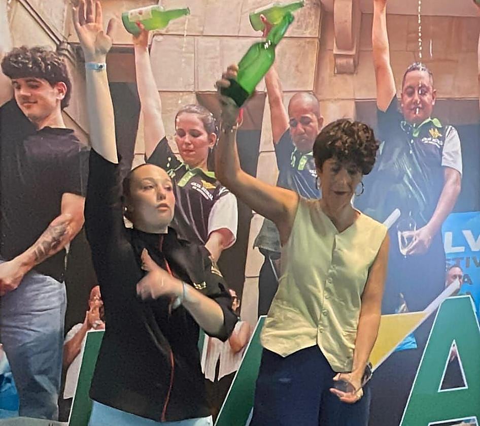 Elma Saiz, ministra de Inclusión, Seguridad Social y Migraciones, escanciado un culín.