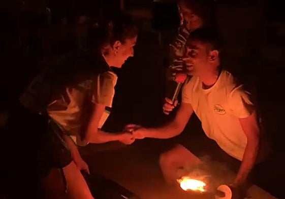 El de Talavera de la Reina y ella de Ávila, se comprometieron a pie de río en el occidente asturiano