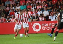 Una jugada del partido entre el Sporting de Gijón y la Cultural Leonesa disputado en Mareo.